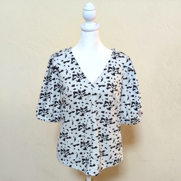 MELLODAY Tops - MELLODAY V-Neck Bubble Sleeves Animal Print Blouse Cream Black Size Small